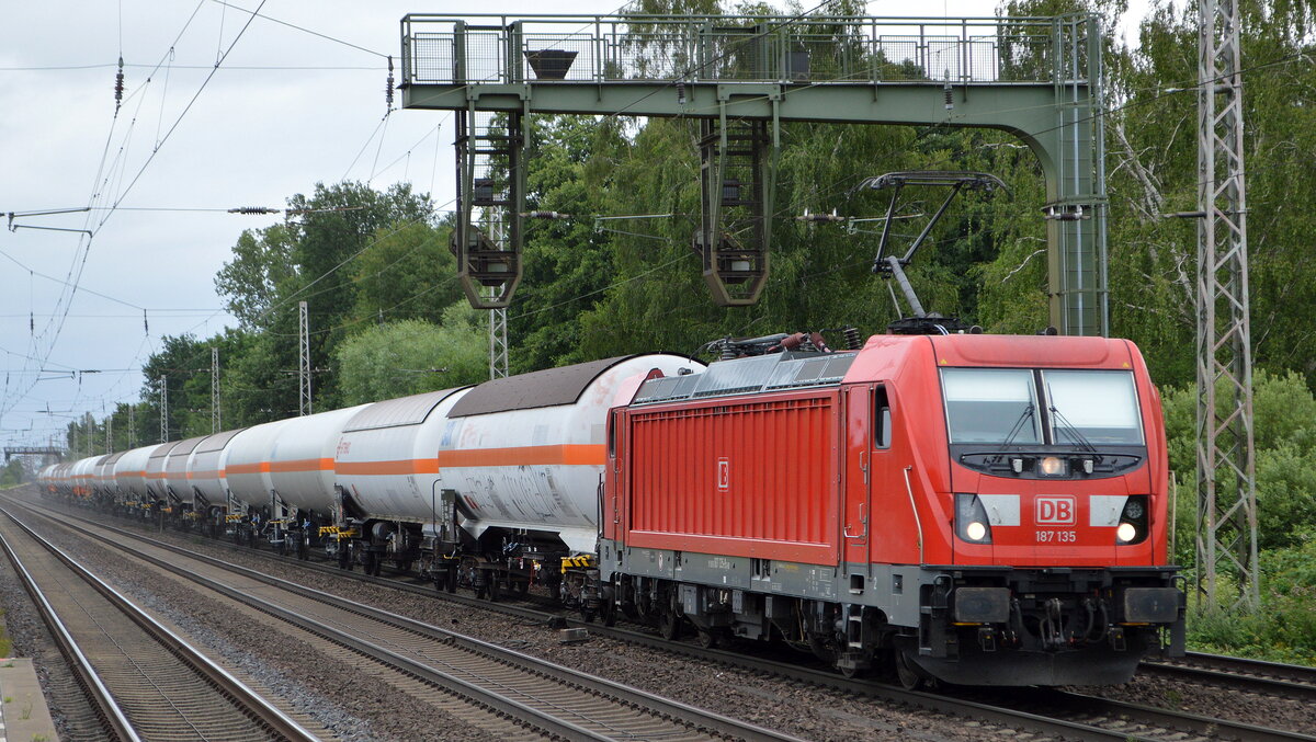 DB Cargo AG [D] mit  187 135  [NVR-Nummer: 91 80 6187 135-9 D-DB] und einem Ganzzug Druckgaskesselwagen am 08.07.22 Vorbeifahrt Bahnhof Dedensen Gümmer.