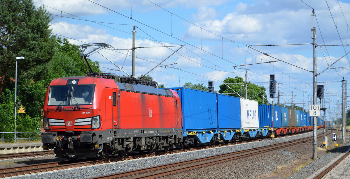 DB Cargo AG [D] mit  193 387  [NVR-Nummer: 91 80 6193 387-8 D-DB] und Containerzug am 04.07.22 Durchfahrt Bahnhof Glöwen.