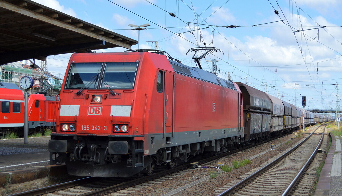 DB Cargo AG [D] mit  185 342-3  [NVR-Nummer: 91 80 6185 342-3 D-DB] und einem Ganzzug Schüttgutwagen am 21.06.22 Durchfahrt Bahnhof Falkenberg/Elster.