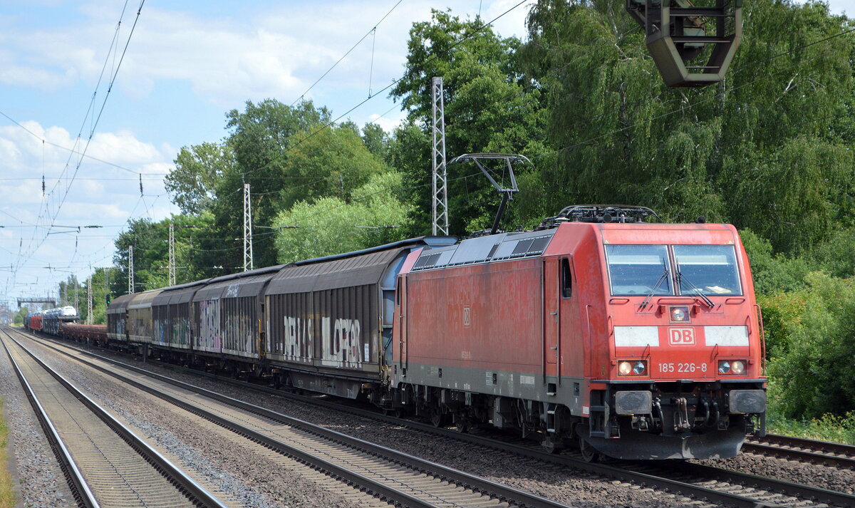 DB Cargo AG [D] mit  185 226-8  [NVR-Nummer: 91 80 6185 226-8 D-DB] und gemischtem Güterzug am 05.07.22 Vorbeifahrt Bahnhof Dedensen Gümmer.