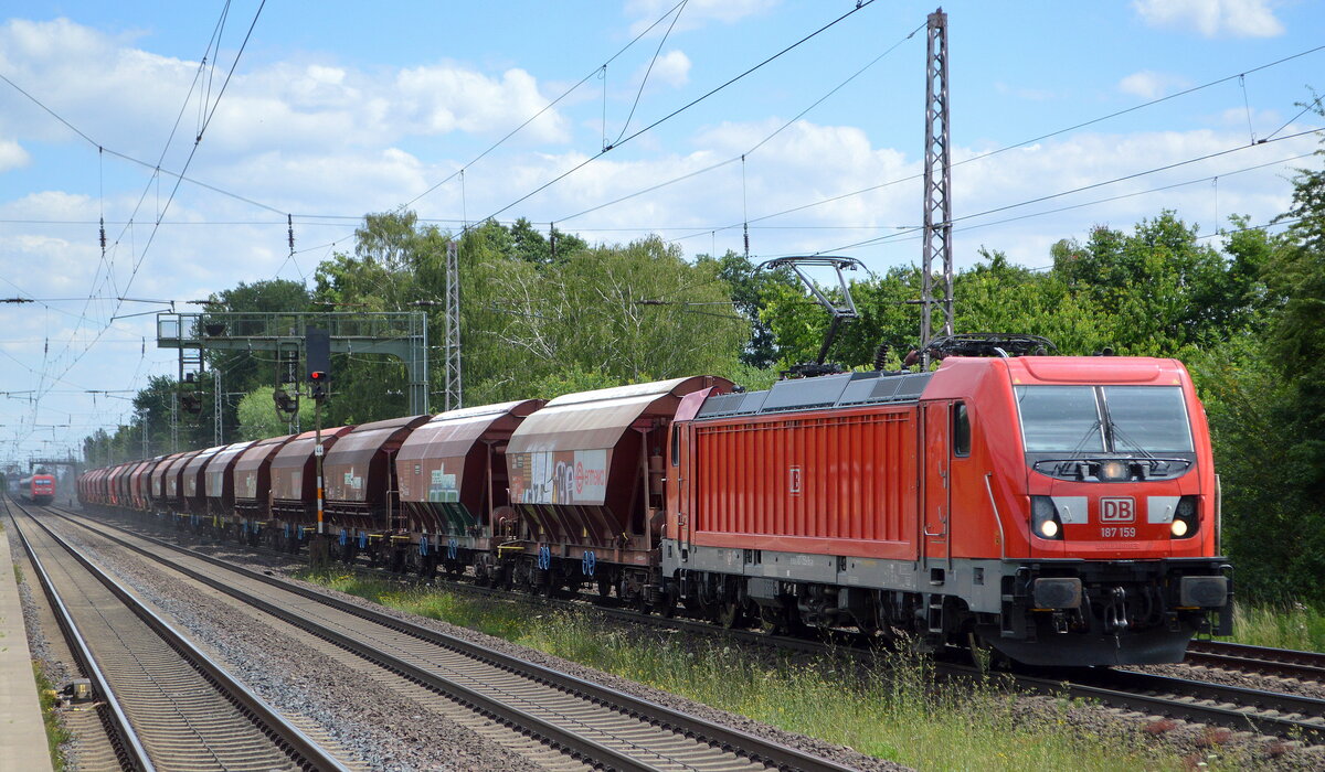 DB Cargo AG [D] mit  187 159  [NVR-Nummer: 91 80 6187 159-9 D-DB] und einem Ganzzug Schüttgutwagen mit Schwenkdach (Düngertransport) am 05.07.22 Vorbeifahrt Bahnhof Dedensen Gümmer.