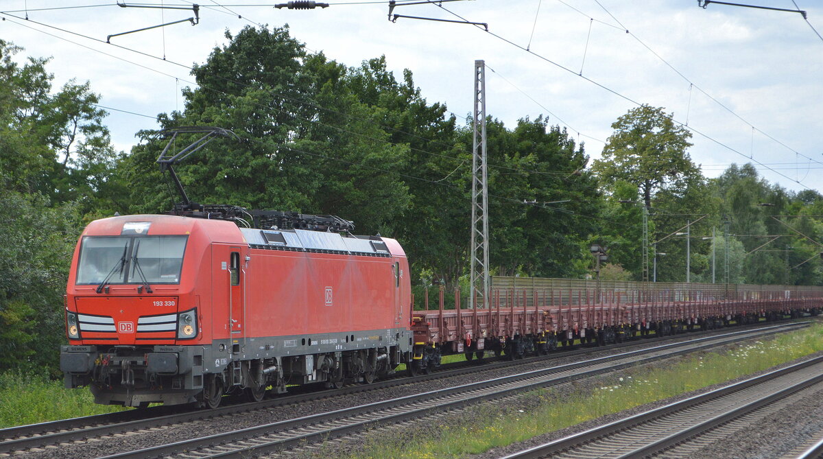 DB Cargo AG [D] mit  193 330  [NVR-Nummer: 91 80 6193 330-8 D-DB] und einem Ganzzug Drehgestell-Flachwagen (leer) am 05.07.22 Vorbeifahrt Bahnhof Dedensen Gümmer.