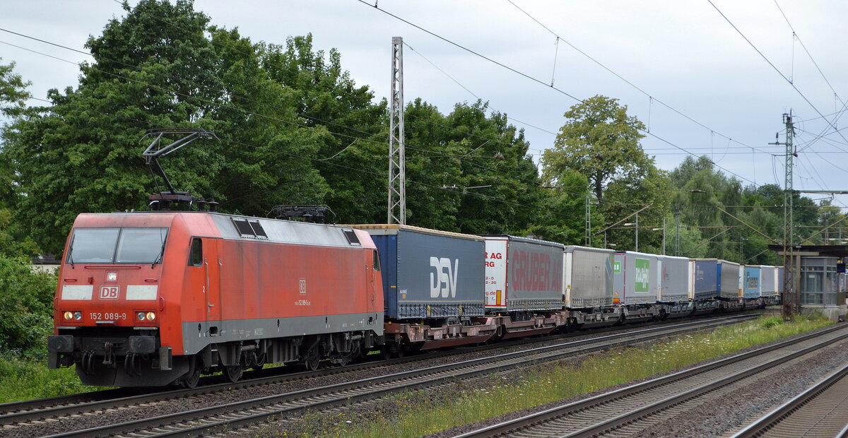 DB Cargo AG [D] mit  152 089-9  [NVR-Nummer: 91 80 6152 089-9 D-DB] und KLV-Zug am 08.07.22 Vorbeifahrt Bahnhof Dedensen Gümmer.