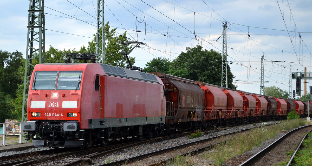 DB Cargo AG [D] mit  145 044-4  [NVR-Nummer: 91 80 6145 044-4 D-DB] und einem Kalizug am 13.07.22 Vorbeifahrt Bahnhof Magdeburg Neustadt