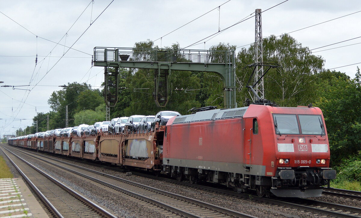 DB Cargo AG [D] mit  185 065-0  [NVR-Nummer: 91 80 6185 065-0 D-DB] und einem PKW-Transportzug am 08.07.22 Vorbeifahrt Bahnhof Dedensen Gümmer.