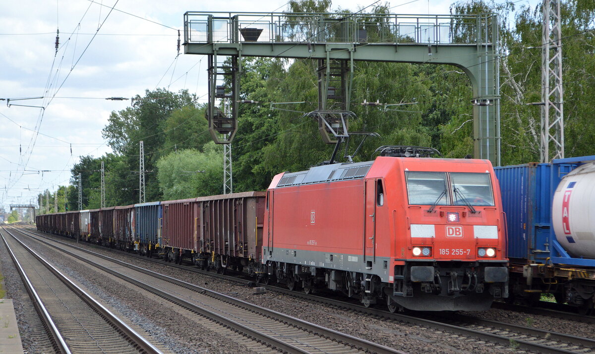 DB Cargo AG [D] mit  185 255-7  [NVR-Nummer: 91 80 6185 255-7 D-DB] und einem Ganzzug offener Drehgestell-Güterwagen am 05.07.22 Vorbeifahrt Bahnhof Dedensen Gümmer. 