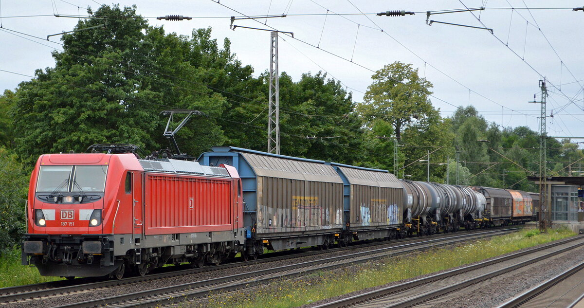 DB Cargo AG [D] mit  187 151  [NVR-Nummer: 91 80 6187 151-6 D-DB] und einem gemischten Güterzug am 08.07.22 Vorbeifahrt Bahnhof Dedensen Gümmer.