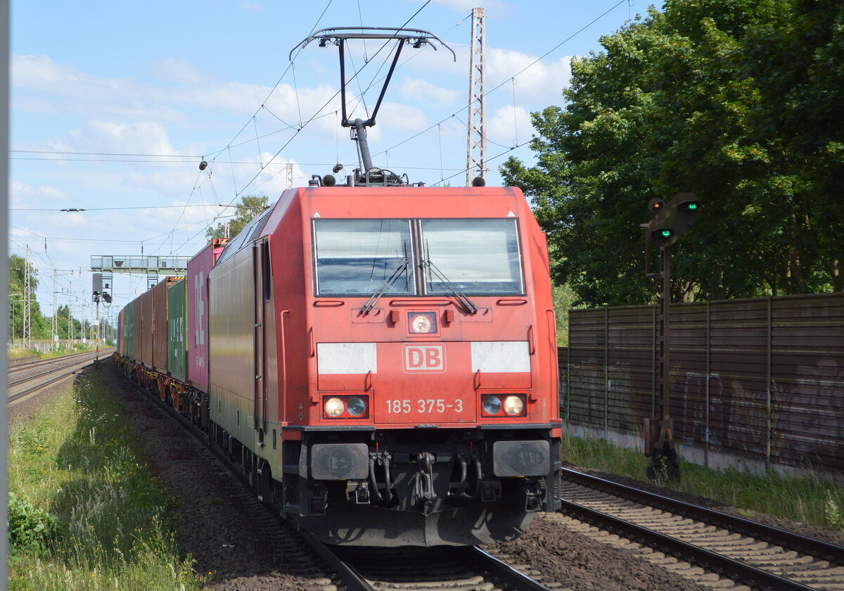DB Cargo AG [D] mit  185 375-3  [NVR-Nummer: 91 80 6185 375-3 D-DB] und einem Containerzug  am 05.07.22 Durchfahrt Bahnhof Dedensen Gümmer.