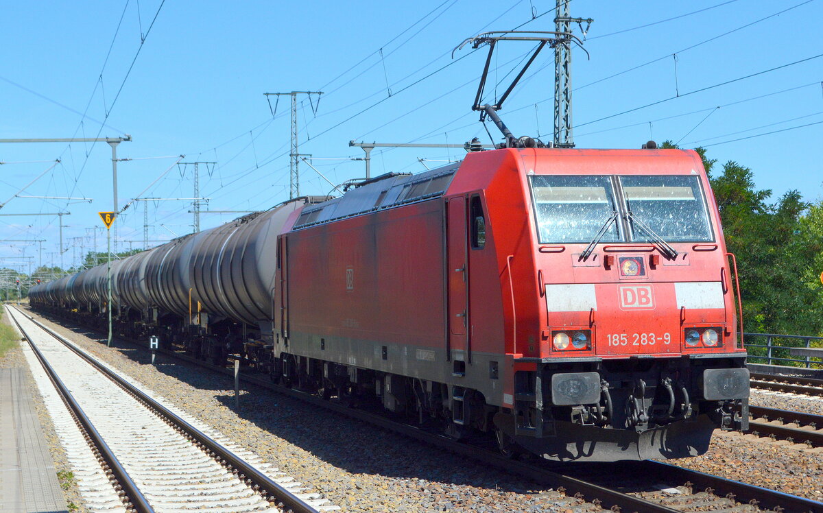 DB Cargo AG [D] mit  185 283-9  [NVR-Nummer: 91 80 6185 283-9 D-DB] und einem Kesselwagenzug am 10.08.22 Durchfahrt Bahnhof Golm.