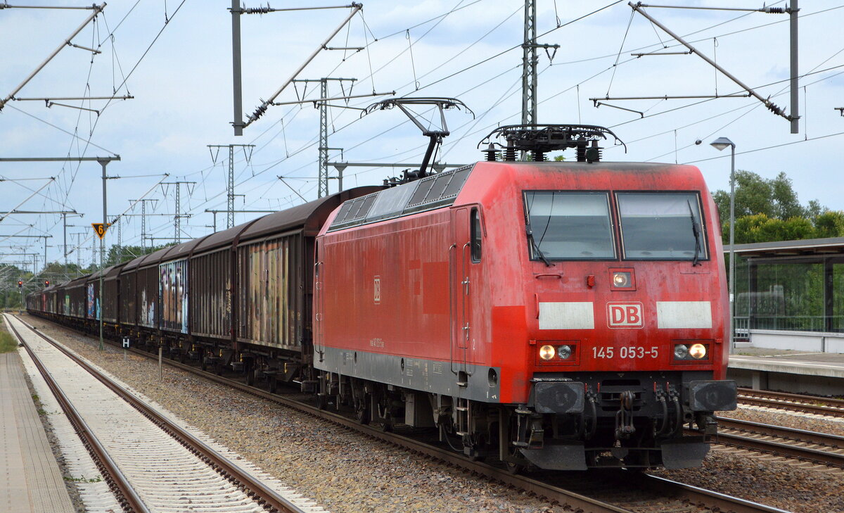 DB Cargo AG [D] mit  145 053-5  [NVR-Nummer: 91 80 6145 053-5 D-DB] und einem Ganzzug Schiebewandwagen am 22.08.22 Durchfahrt Bahnhof Golm.