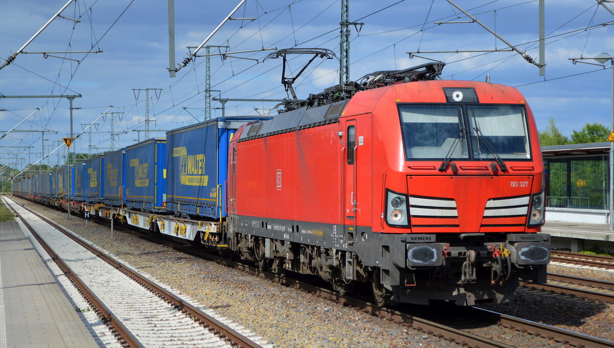 DB Cargo AG [D] mit  193 327  [NVR-Nummer: 91 80 6193 327-4 D-DB] und einem KLV-Zug am 23.08.22 Durchfahrt Bahnhof Golm.