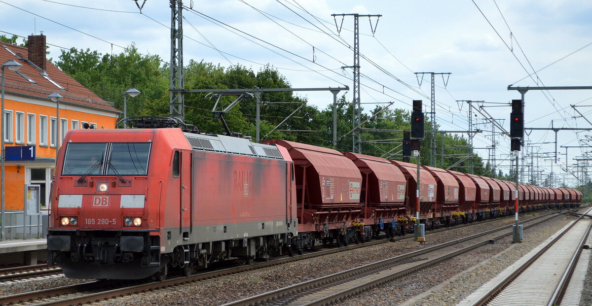 DB Cargo AG [D] mit  185 280-5  [NVR-Nummer: 91 80 6185 280-5 D-DB] und einem Ganzzug Schüttgutwagen mit Schwenkdach (Düngemittel) am 22.08.22 Durchfahrt Bahnhof Golm.