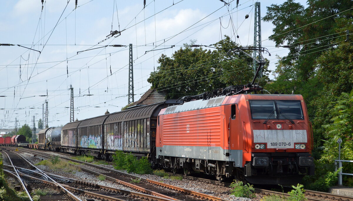 DB Cargo AG [D] mit ihrer  189 070-6  [NVR-Nummer: 91 80 6189 070-6 D-DB] und einem gemischten Güterzug am 25.08.22 Vorbeifahrt Bahnhof Magdeburg-Neustadt.