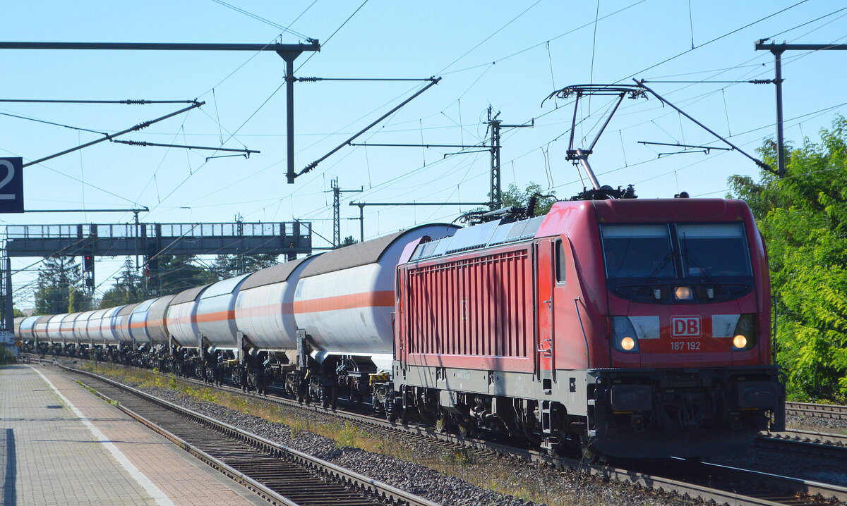 DB Cargo AG [D] mit  187 192  [NVR-Nummer: 91 80 6187 192-0 D-DB] und einem Ganzzug Druckgaskesselwagen am 24.08.22 Durchfahrt Bahnhof Niederndodeleben.