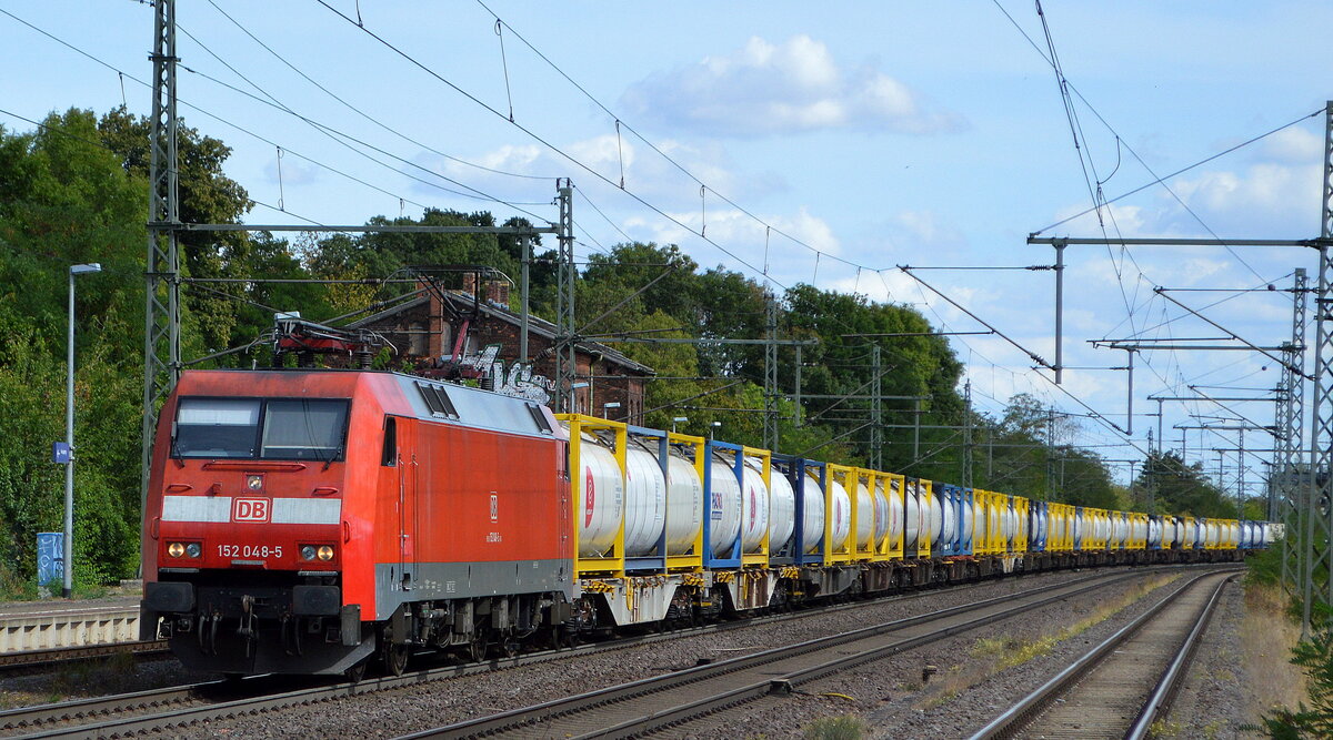 DB Cargo AG [D] mit  152 048-5  [NVR-Nummer: 91 80 6152 048-5 D-DB] und einem Tankcontainerzug am 31.08.22 Durchfahrt Bahnhof Niederndodeleben.