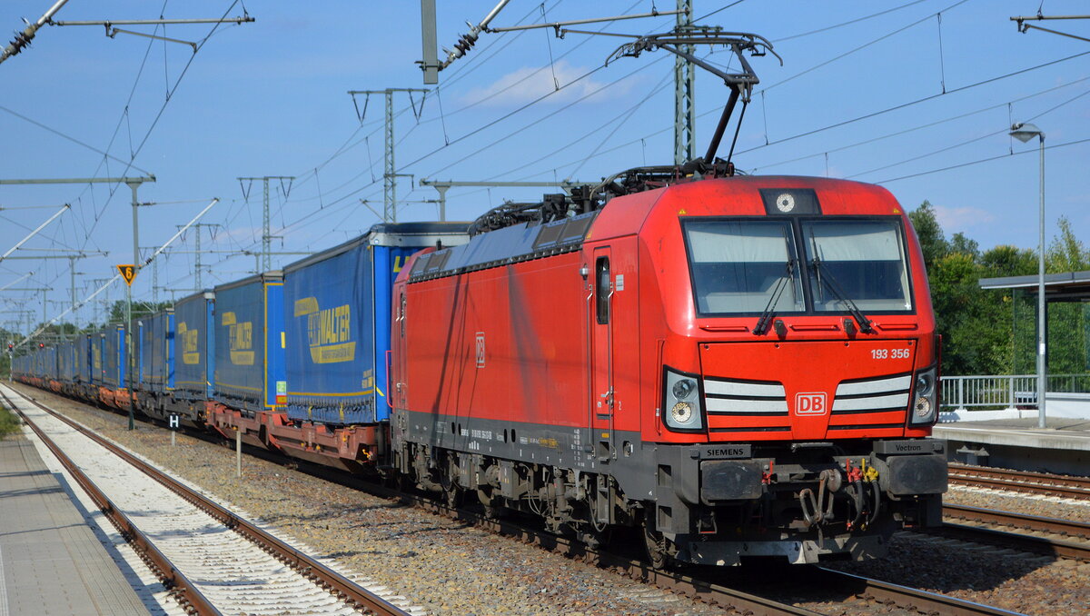 DB Cargo AG [D] mit  193 356  [NVR-Nummer: 91 80 6193 356-3 D-DB] und einem KLV-Zug aus Rostock Seehafen am 05.09.22 Durchfahrt Bahnhof Golm.