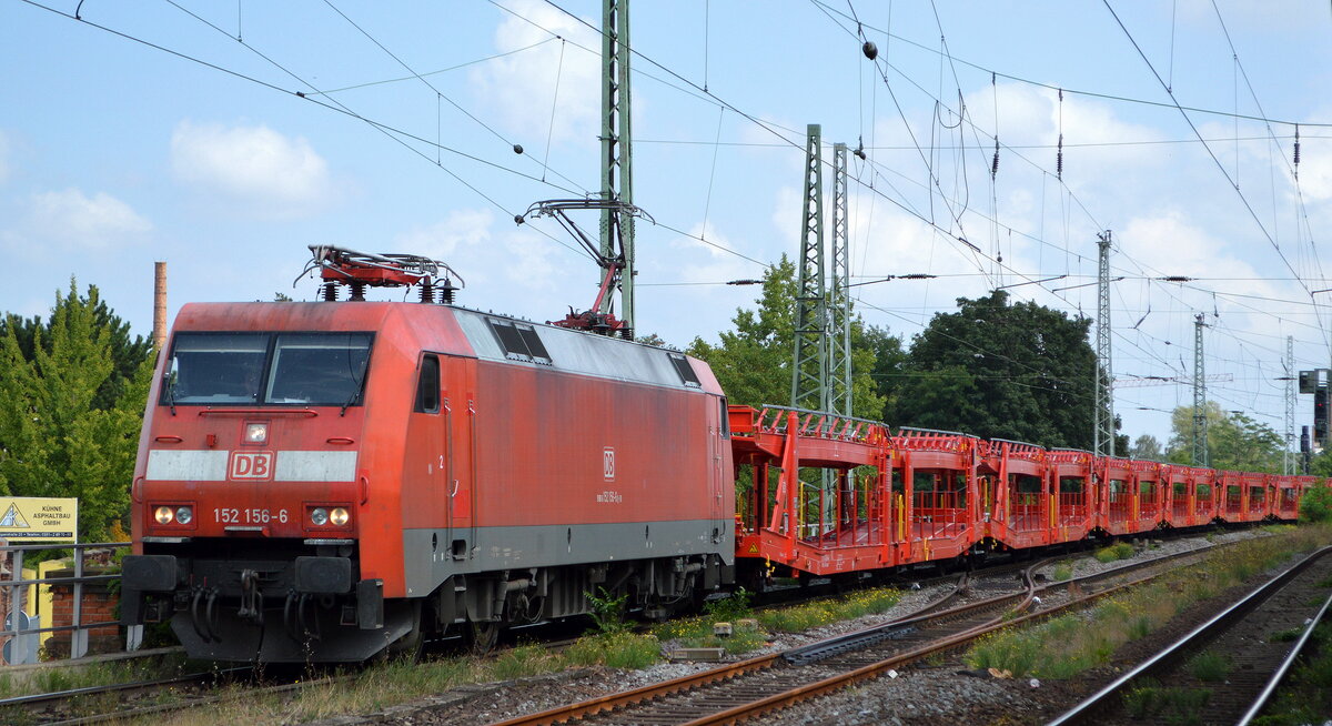 DB Cargo AG [D] mit  152 156-6  [NVR-Nummer: 91 80 6152 156-6 D-DB] und einem Ganzzug leeren PKW-Transportwagen am 25.08.22 Vorbeifahrt Bahnhof Magdeburg Neustadt.