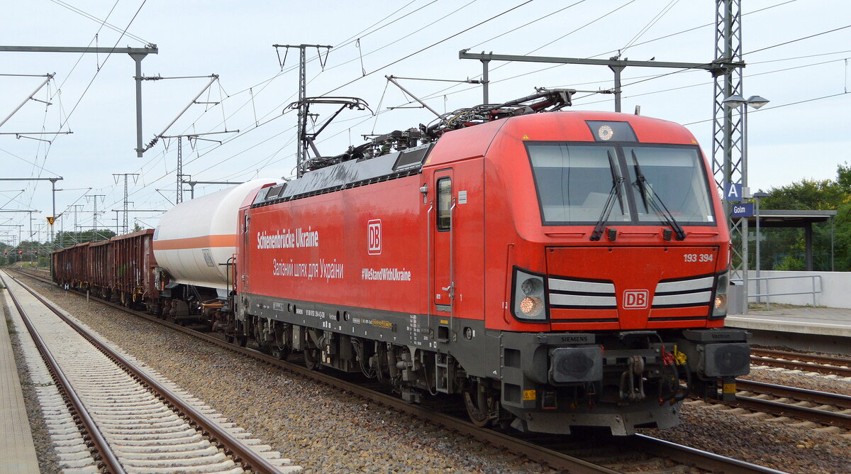 DB Cargo AG [D] mit  193 394  [NVR-Nummer: 91 80 6193 394-4 D-DB] und einigen Güterwagen am 12.09.22 Durchfahrt Bahnhof Golm.