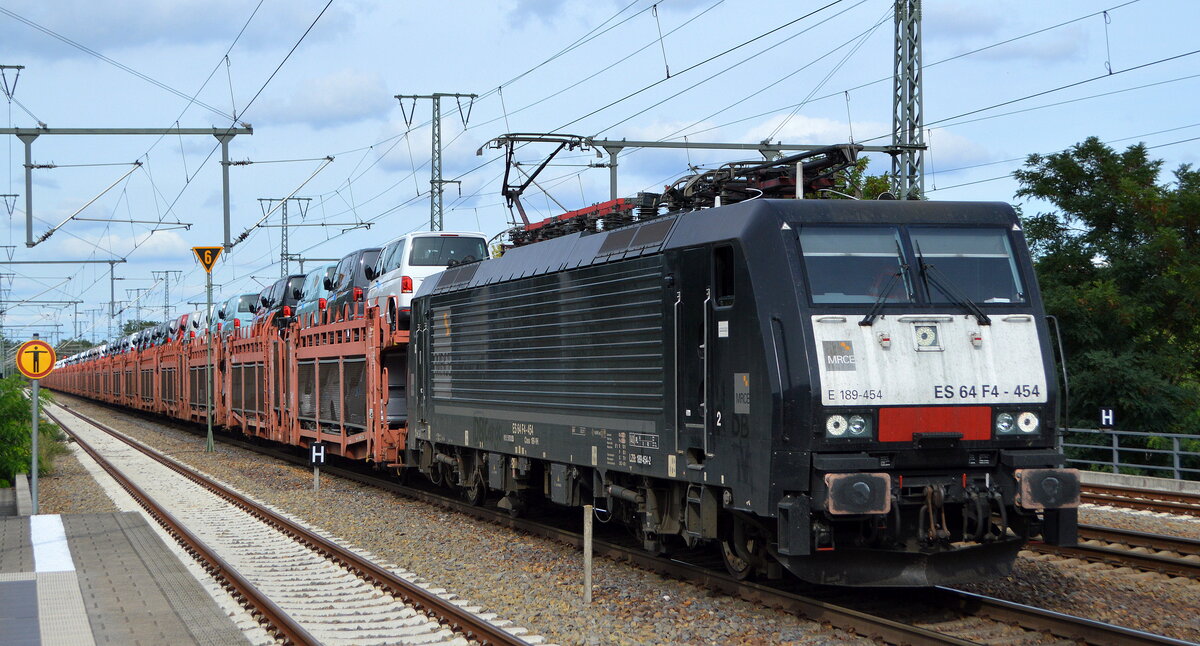 DB Cargo AG [D] mit der  ES 64 F4-454  [NVR-Nummer: 91 51 5170 028-2 (PL-DISPO?) möglicherweise aktuell AKIEM noch nicht umgeschrieben] und einem PKW-Transportzug am 12.09.22 Durchfahrt Bahnhof Golm.
