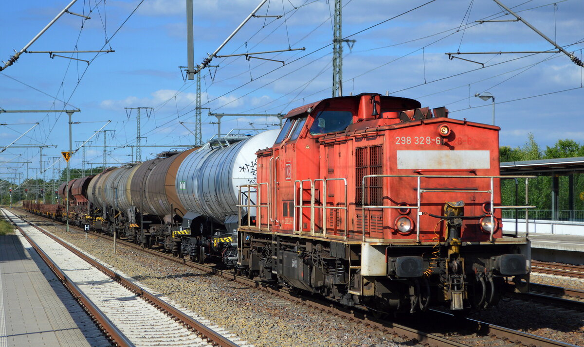 DB Cargo AG (D) mit ihrer  298 328-6  [NVR-Nummer: 98 80 3298 328-6 D-DB] und einem gemischten Übergabezug Richtung Rbf. Seddin am 23.08.22 Durchfahrt Bahnhof Golm.