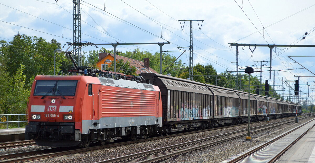 DB Cargo AG [D] mit  189 009-4  [NVR-Nummer: 91 80 6189 009-4 D-DB] und einem Ganzzug Schiebewandwagen am 12.09.22 Durchfahrt Bahnhof Golm.