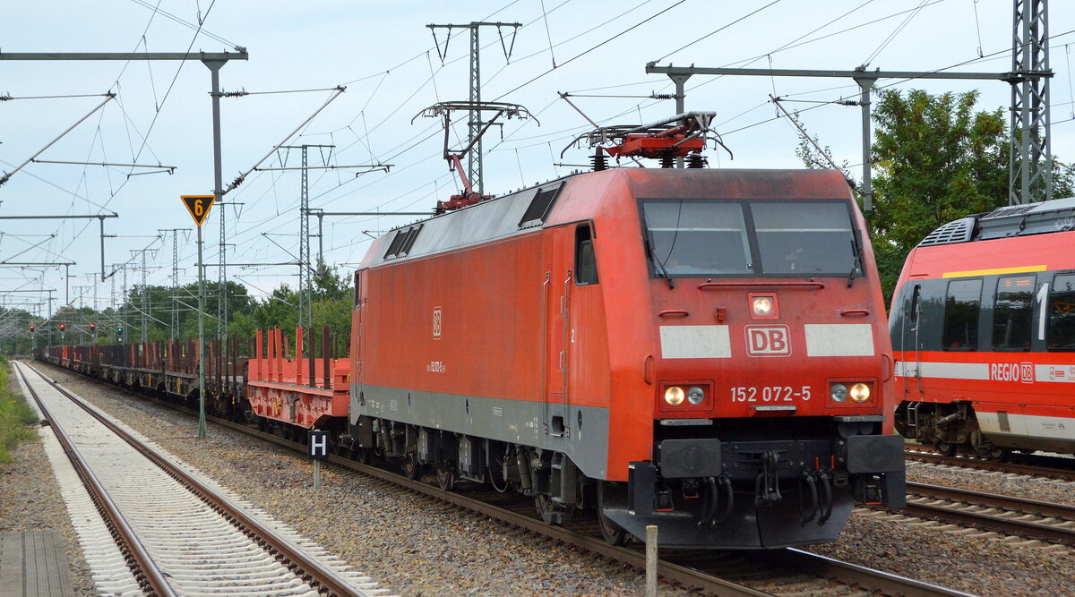 DB Cargo AG [D] mit  152 072-5  [NVR-Nummer: 91 80 6152 072-5 D-DB] und einem Ganzzug Drehgestell-Flachwagen (leer) am 12.09.22 Durchfahrt Bahnhof Golm.