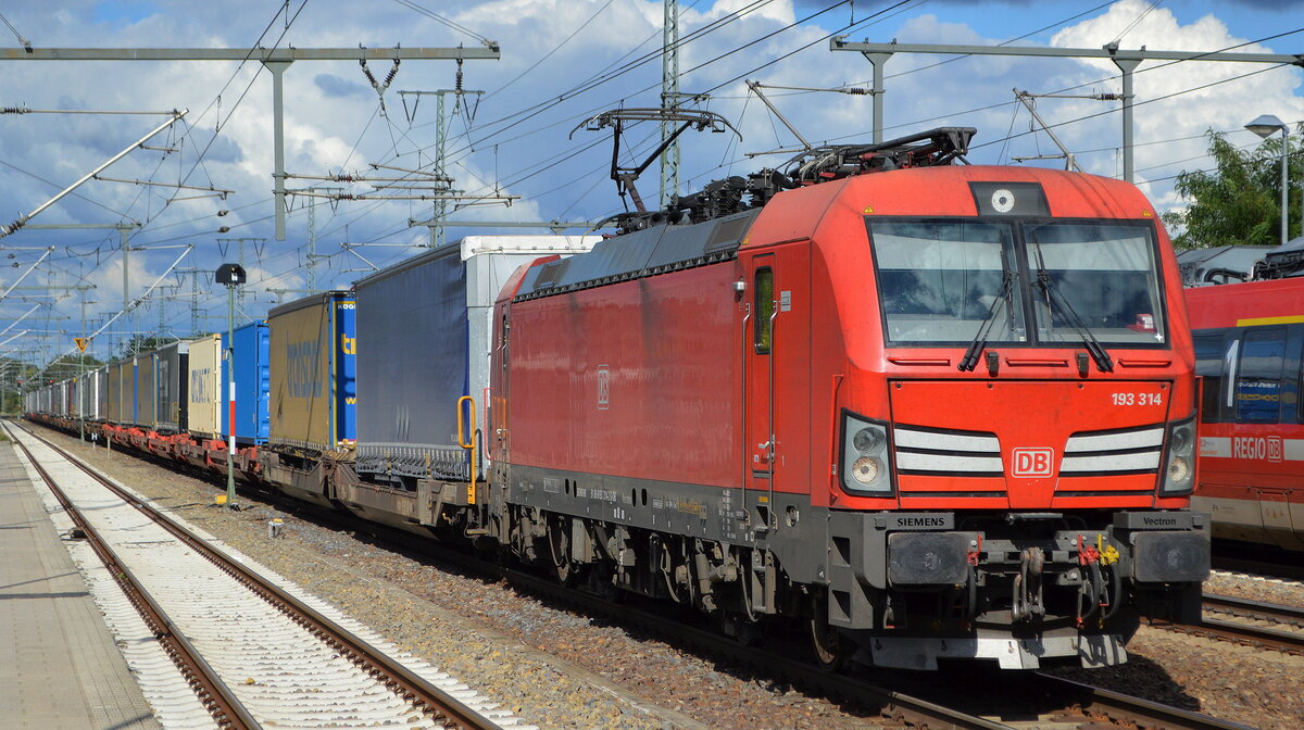 DB Cargo AG [D] mit  193 314  [NVR-Nummer: 91 80 6193 314-2 D-DB] und einem KLV-Zug aus Rostock Seehafen am 21.09.22 Durchfahrt Bahnhof Golm.