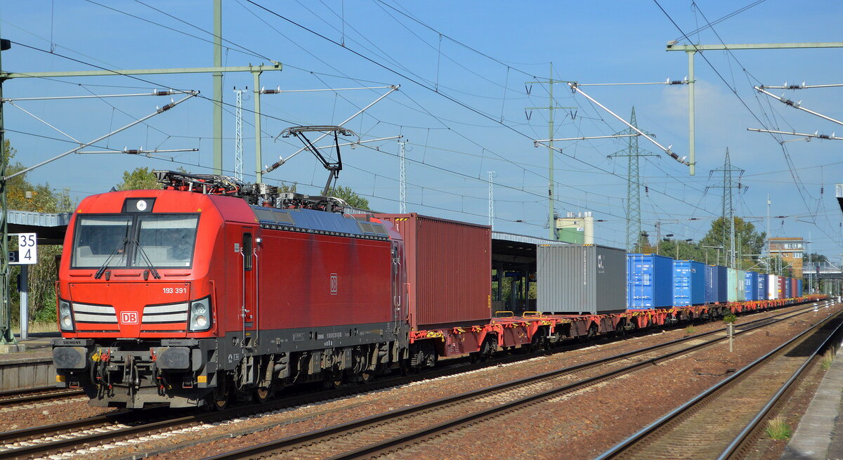DB Cargo AG [D] mit  193 391  [NVR-Nummer: 91 80 6193 391-0 D-DB] und einem nur mäßig ausgelastetem Containerzug am 05.10.22 Durchfahrt Bahnhof Flughafen BER Terminal 5.