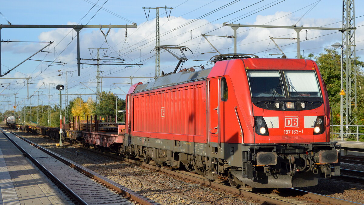 DB Cargo AG [D] mit  187 163  [NVR-Nummer: 91 80 6187 163-1 D-DB] und einem gemischten Güterzug am 11.10.22 Durchfahrt Bahnhof Golm.