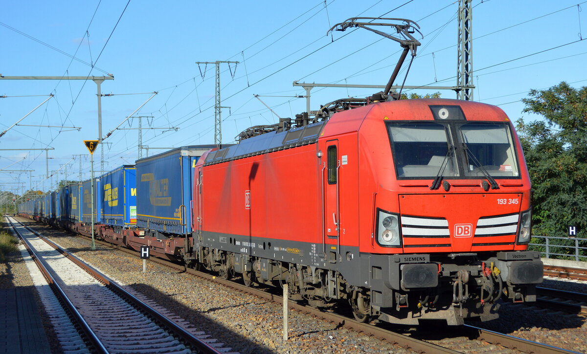 DB Cargo AG [D] mit  193 345  [NVR-Nummer: 91 80 6193 345-6 D-DB] und KLV-Zug am 12.10.22 Durchfahrt Bahnhof Golm.