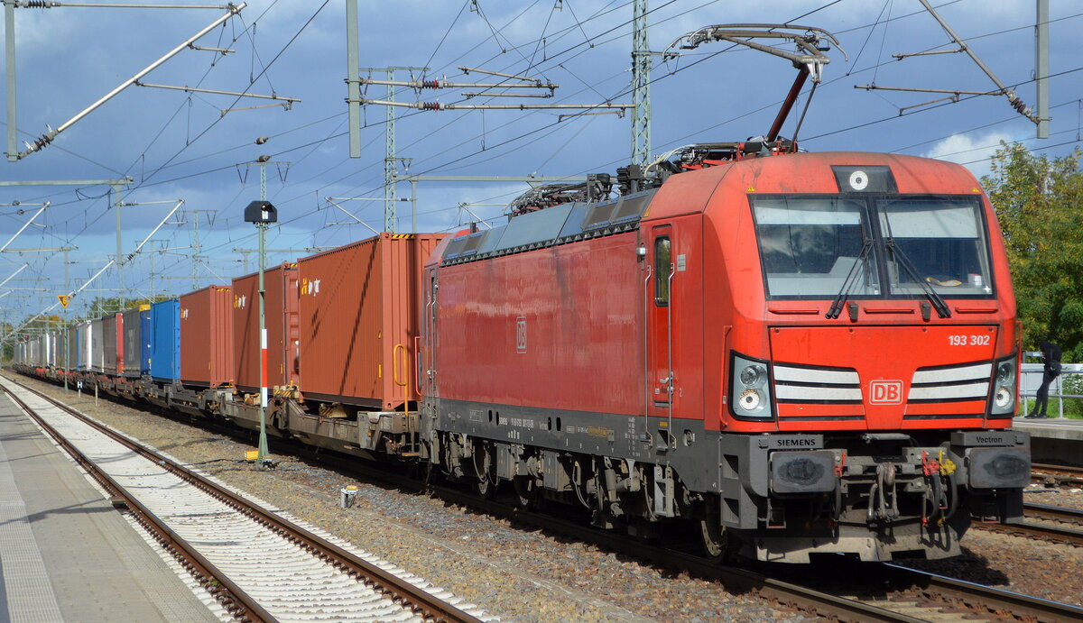 DB Cargo AG [D] mit  193 302  [NVR-Nummer: 91 80 6193 302-7 D-DB] und KLV-Zug am 11.10.22 Durchfahrt Bahnhof Golm.