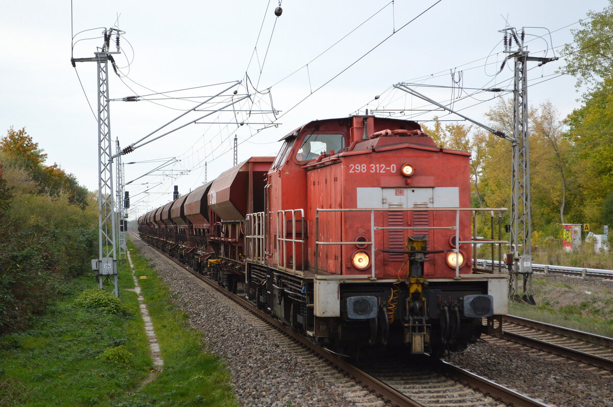 DB Cargo AG (D) mit  298 312-0  [NVR-Nummer: 98 80 3298 312-0 D-DB] und einem Schotterzug Richtung Industrieübergabe Berlin Nordost am 13.10.22 Durchfahrt Bahnhof Berlin Hohenschönhausen.
