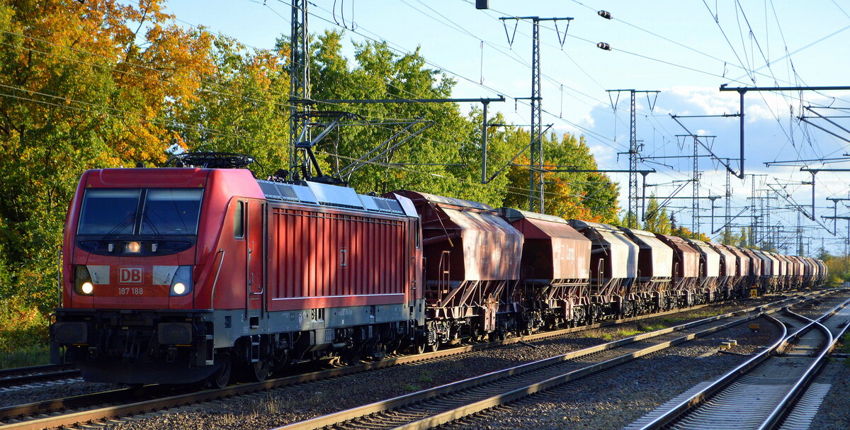 DB Cargo AG [D] mit  187 188  [NVR-Nummer: 91 80 6187 188-8 D-DB] und einem Kalizug am 19.10.22 Durchfahrt Bahnhof Golm.