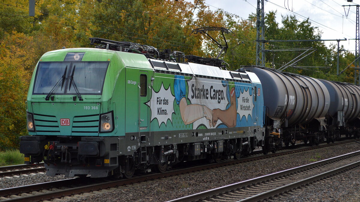 DB Cargo AG [D] mit  193 368  [NVR-Nummer: 91 80 6193 368-4 D-DB] und einem gemischten Güterzug am 19.10.22 Durchfahrt Bahnhof Golm.