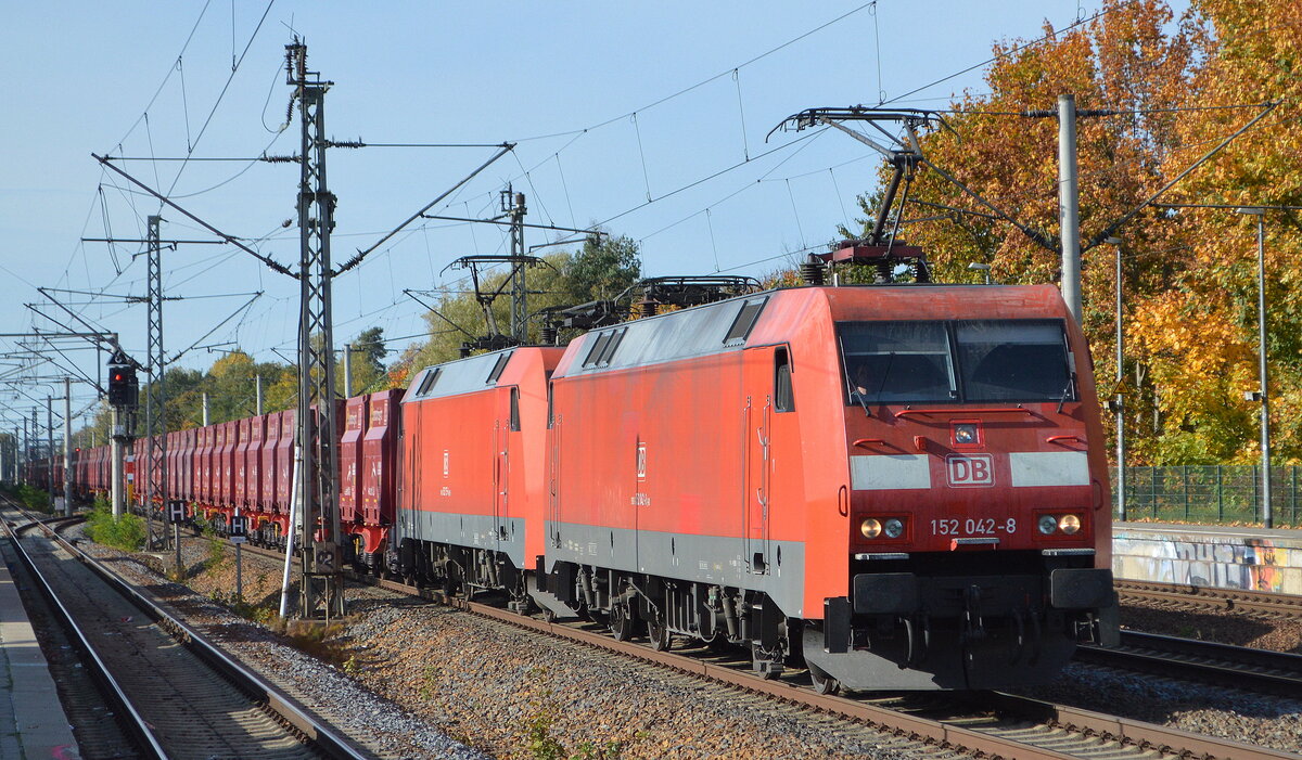 DB Cargo AG [D] mit der Doppeltraktion  152 042-8  [NVR-Nummer: 91 80 6152 042-8 D-DB] +  152 157-4  [NVR-Nummer: 91 80 6152 157-4 D-DB] und dem Erzzug aus Hamburg Richtung Ziltendorf EKO am 17.10.22 Durchfahrt Bahnhof Brieselang.