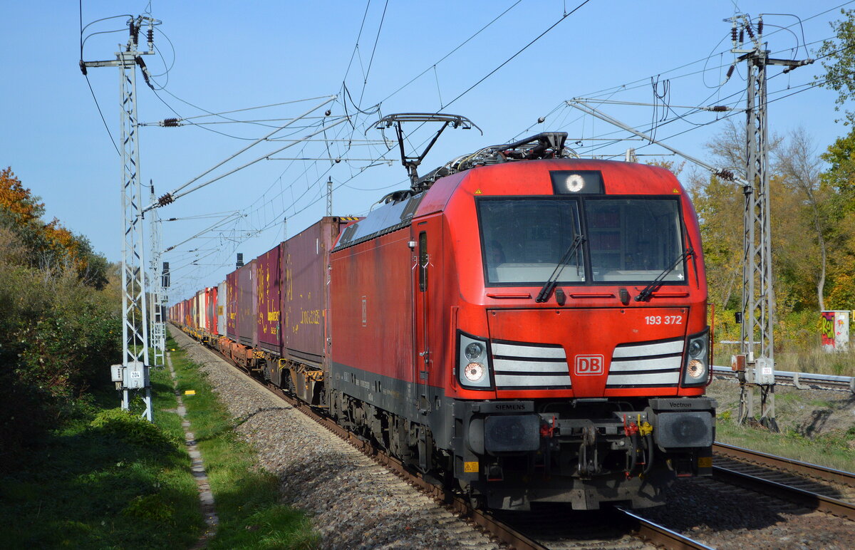 DB Cargo AG [D] mit  193 372  [NVR-Nummer: 91 80 6193 372-0 D-DB] und einem Containerzug  am 20.10.22 Durchfahrt Bahnhof Berlin Hohenschönhausen.