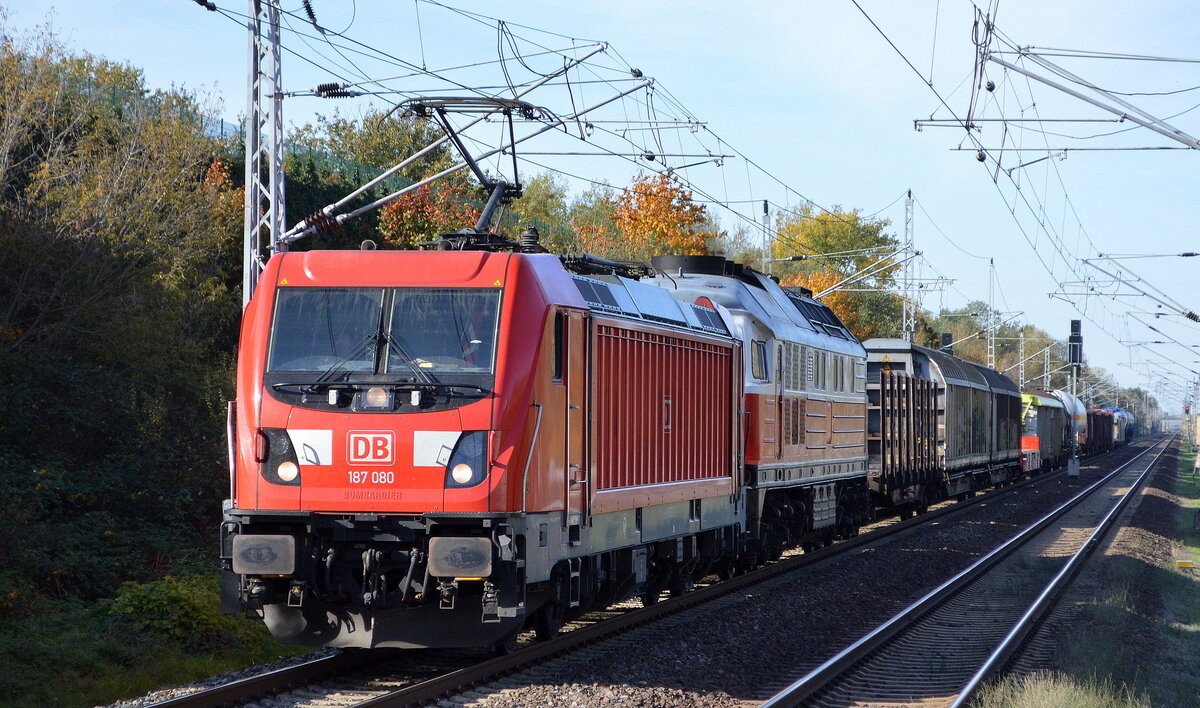 DB Cargo AG [D] mit  187 080  [NVR-Nummer: 91 80 6187 080-7 D-DB] und der  232 045-5  und gemischtem Güterzug am Haken am 20.10.22 Durchfahrt Bahnhof Berlin Hohenschönhausen.