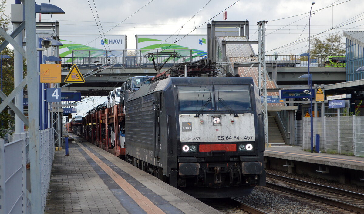 DB Cargo AG [D) mit der polnischen MRCE Dispo   ES 64 F4-457  [NVR-Nummer: 91 51 5170 031-6 PL-DISPO] und einem Nutzfahrzeug-Transportzug am 25.10.22 Durchfahrt Bahnhof Berlin Hohenschönhausen.