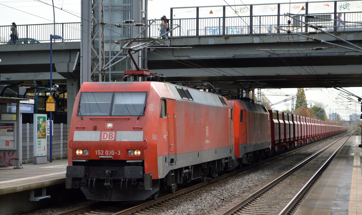 DB Cargo AG [D] mit der Doppeltraktion  152 030-3  [NVR-Nummer: 91 80 6152 030-3 D-DB] +  152 118-6  [NVR-Nummer: 91 80 6152 118-6 D-DB] und dem Erzzug aus Ziltendorf EKO (leer) Richtung Hamburg am 24.10.22 Durchfahrt Bahnhof Berlin Hohenschönhausen.