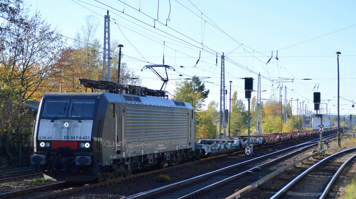 DB Cargo AG [D] mit der polnischen MRCE Dispo  ES 64 F4-451  [NVR-Nummer: 91 51 5170 025-8 PL-DISPO] und einem fast leeren KLV-Zug Richtung Frankfurt/Oder am 26.10.22 Berlin Hirschgarten.