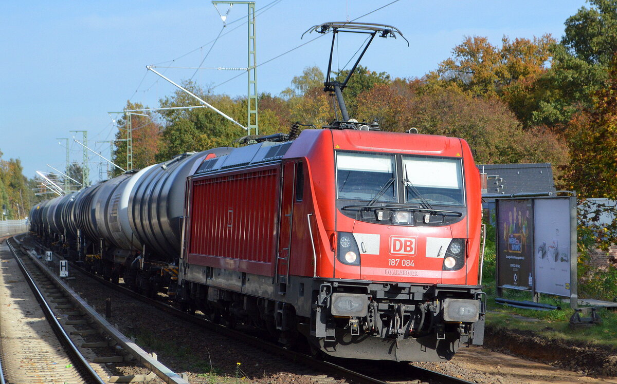 DB Cargo AG [D] mit  187 084  [NVR-Nummer: 91 80 6187 084-9 D-DB] und Kesselwagenzug (Benzin) am 27.10.22 Berlin Buch.