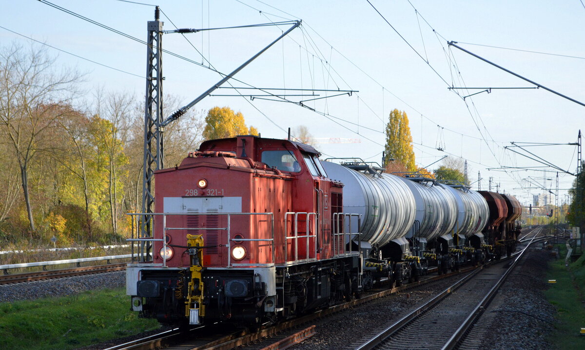 DB Cargo AG (D) mit  298 321-1  [NVR-Nummer: 98 80 3298 321-1 D-DB] und einigen Güterwagen Richtung Rbf. Seddin am 28.10.22 Durchfahrt Bahnhof Berlin Hohenschönhausen.