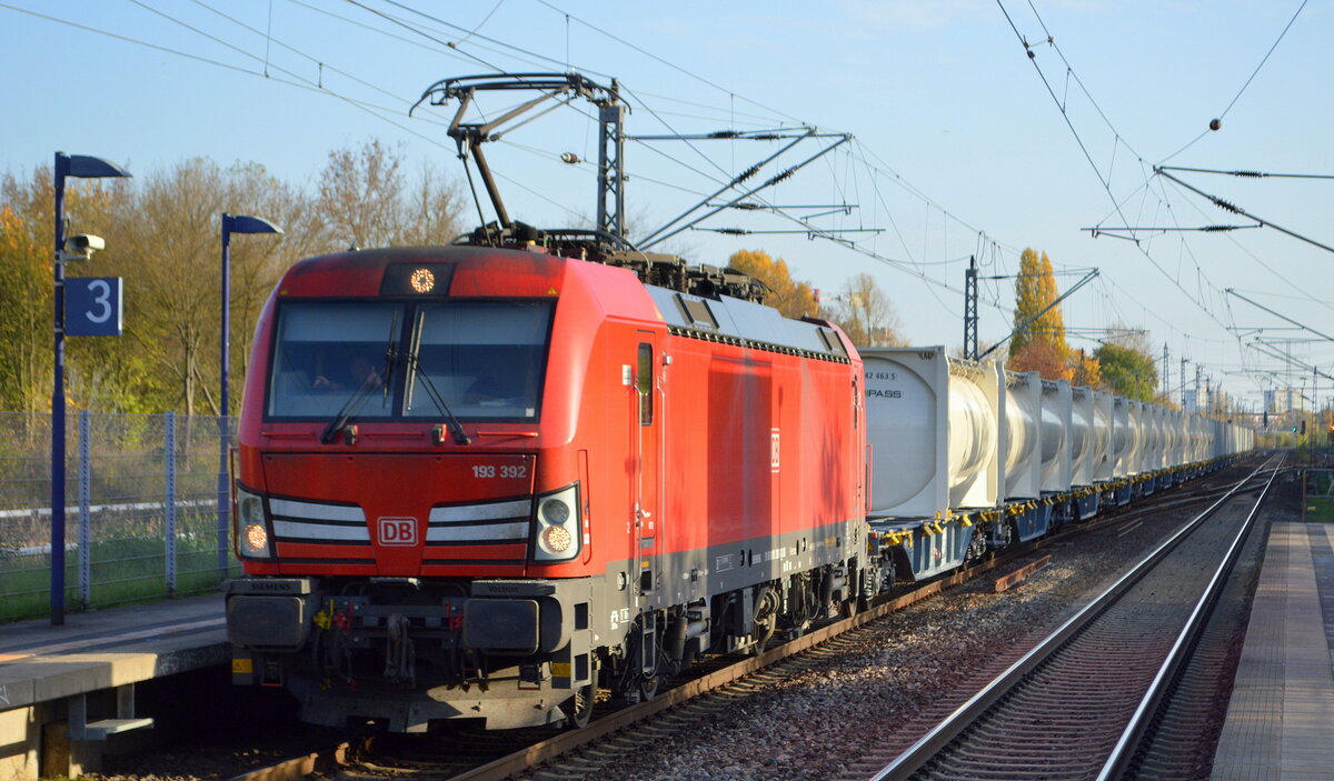 DB Cargo AG [D] mit  193 392  [NVR-Nummer: 91 80 6193 392-8 D-DB] und einem Containerzug am 30.10.22 Durchfahrt Bahnhof Berlin Hohenschönhausen.