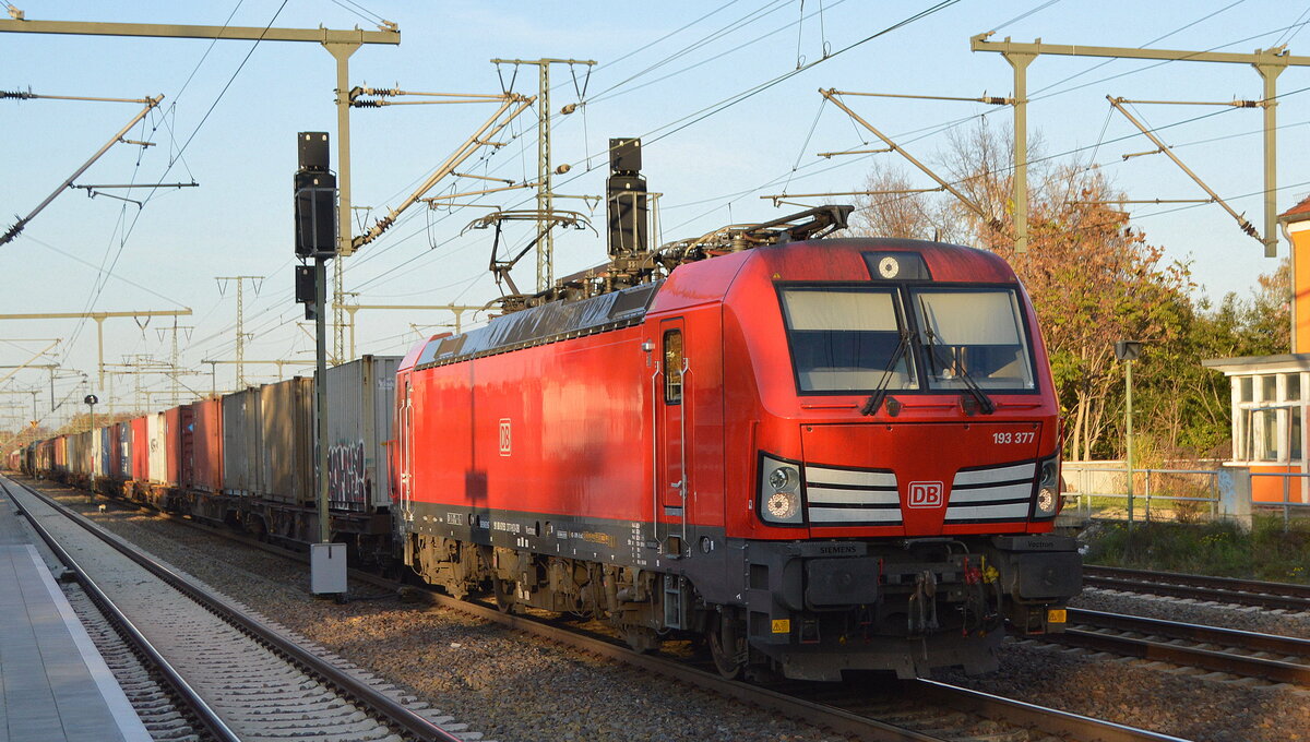 DB Cargo AG [D] mit ihrer 193 377  [NVR-Nummer: 91 80 6193 377-9 D-DB] und einem gemischten Güterzug am 15.11.22 Durchfahrt Bahnhof Golm.