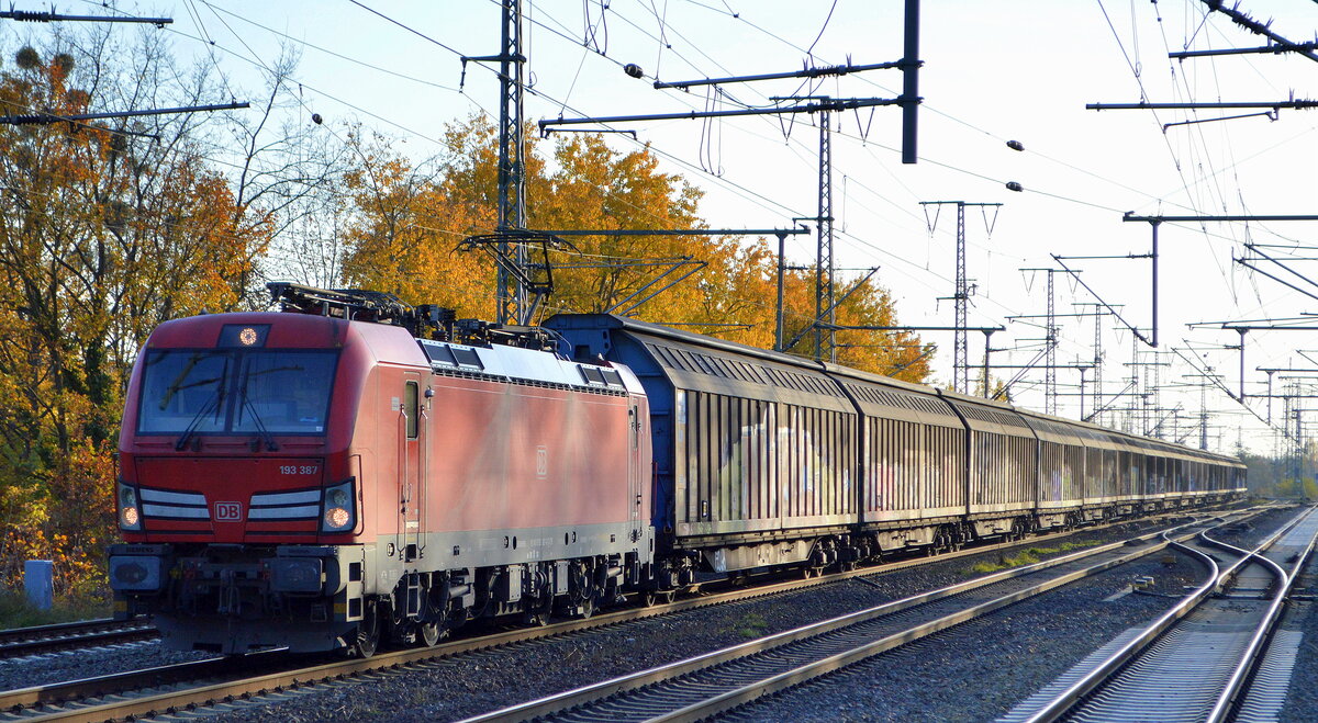 DB Cargo AG [D] mit ihrer  193 387  [NVR-Nummer: 91 80 6193 387-8 D-DB] und einem Ganzzug Schiebewandwagen am 15.11.22 Durchfahrt Bahnhof Golm.