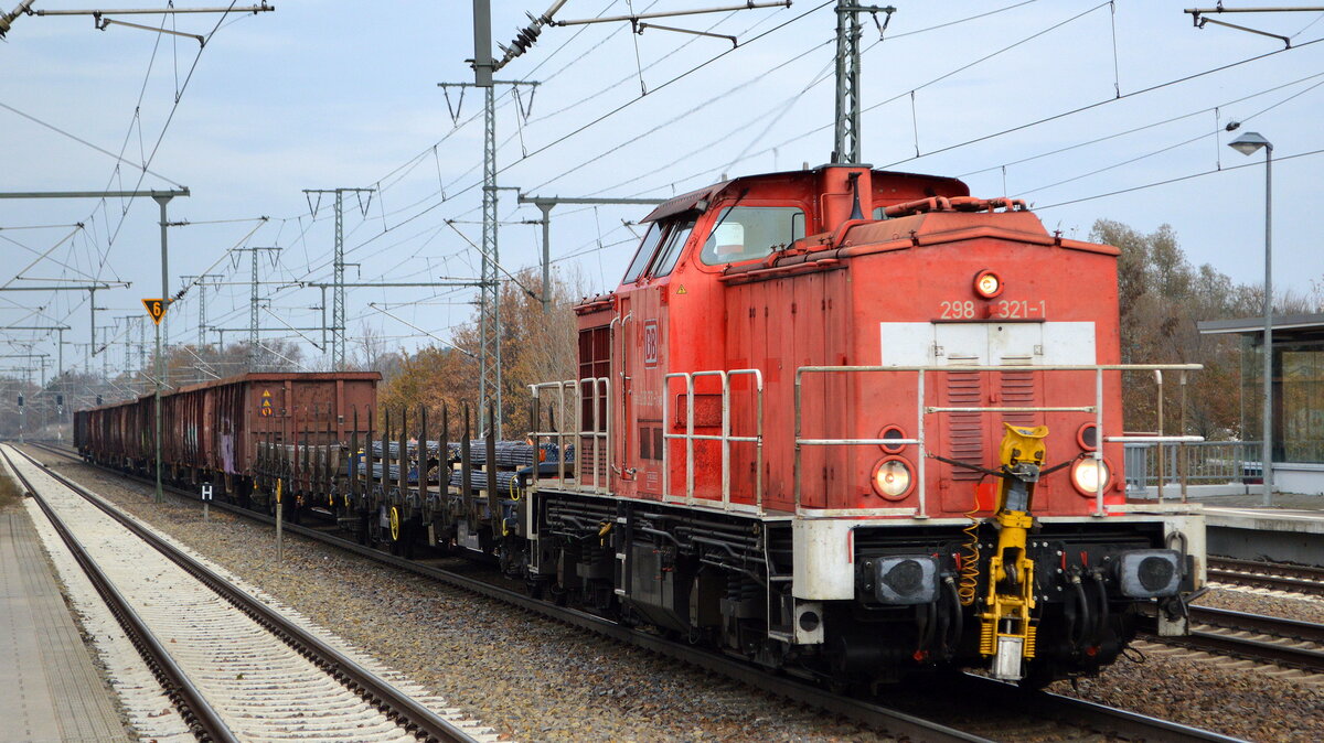 DB Cargo AG (D) mit  298 321-1  [NVR-Nummer: 98 80 3298 321-1 D-DB] und einigen Güterwagen Richtung Rbf. Seddin am 30.11.22 Durchfahrt Bahnhof Golm.