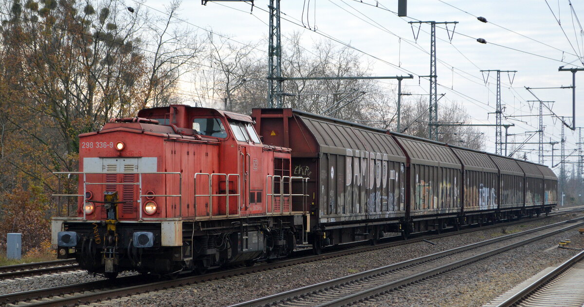 DB Cargo AG (D) mit  298 336-9  [NVR-Nummer: 98 80 3298 336-9 D-DB] und einigen Schiebewandwagen am 30.11.22 Durchfahrt Bahnhof Golm.
