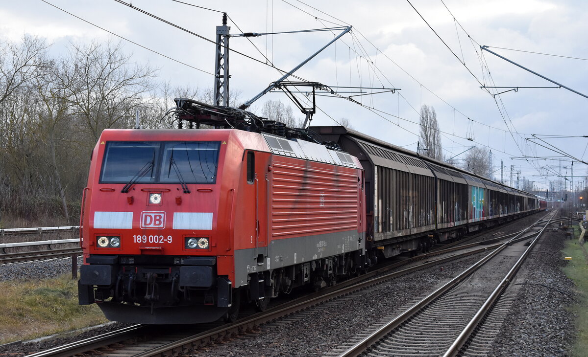 DB Cargo AG [D] mit  189 002-9  [NVR-Nummer: 91 80 6189 002-9 D-DB] und einem gemischtem Güterzug am 27.12.22 Durchfahrt Bahnhof Berlin Hohenschönhausen.