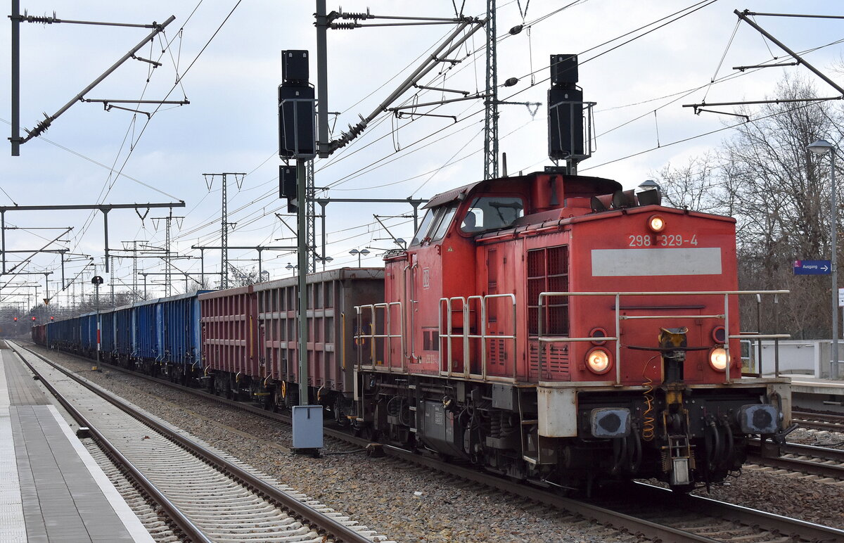 DB Cargo AG (D) mit  298 329-4  [NVR-Nummer: 98 80 3298 329-4 D-DB] und mehreren offenen Drehgestell-Güterwagen Richtung Rbf. Seddin am 03.01.23 Durchfahrt Bahnhof Golm.