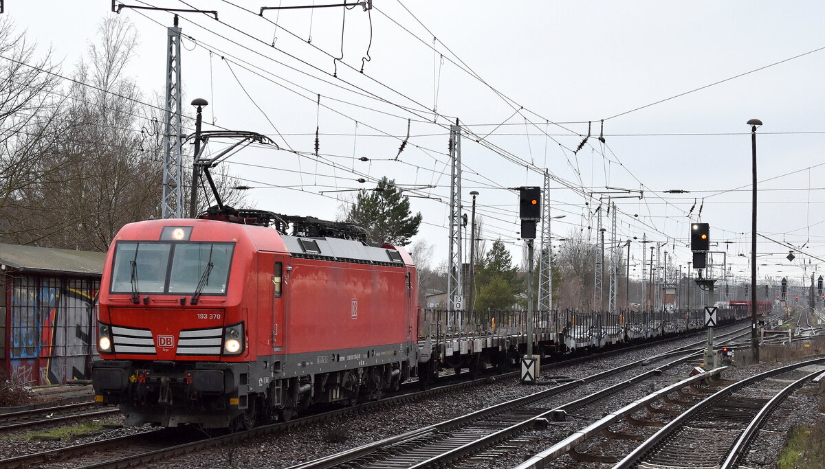 DB Cargo AG [D] mit ihrer  193 370  [NVR-Nummer: 91 80 6193 370-4 D-DB] und einem Fahrzeug-Transportzug (leer) Richtung Frankfurt/Oder am 02.01.23 in Berlin Hirschgarten.